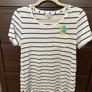 Tommy Bahama casual summer shirt with side slits and a line